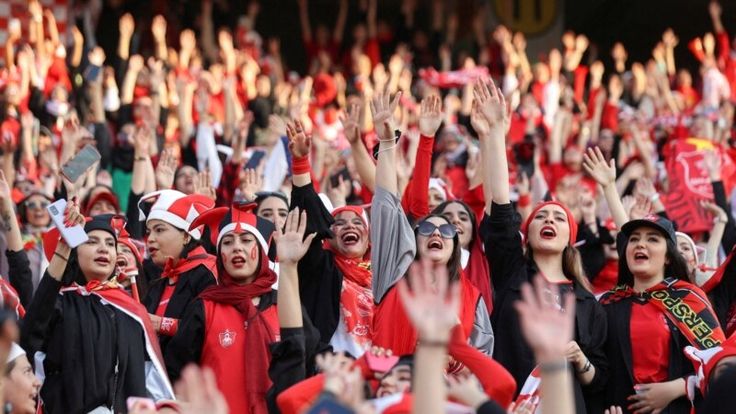 Menjadi Penonton Aktif : Aktivitas Bertaruh pada Laga Sepak Bola Favorit